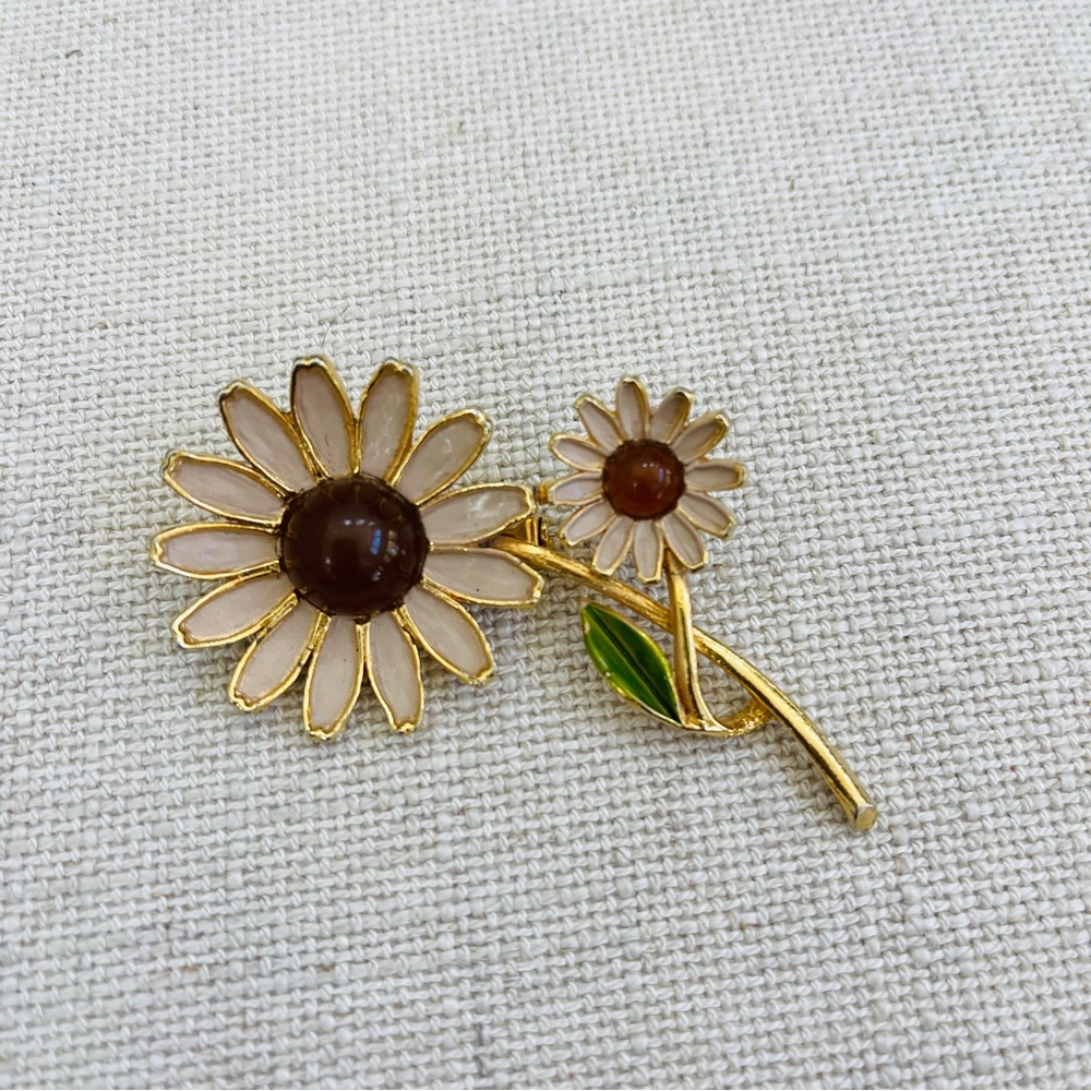 Vintage WEISS enamel with brown resin gold tone brooch pin
